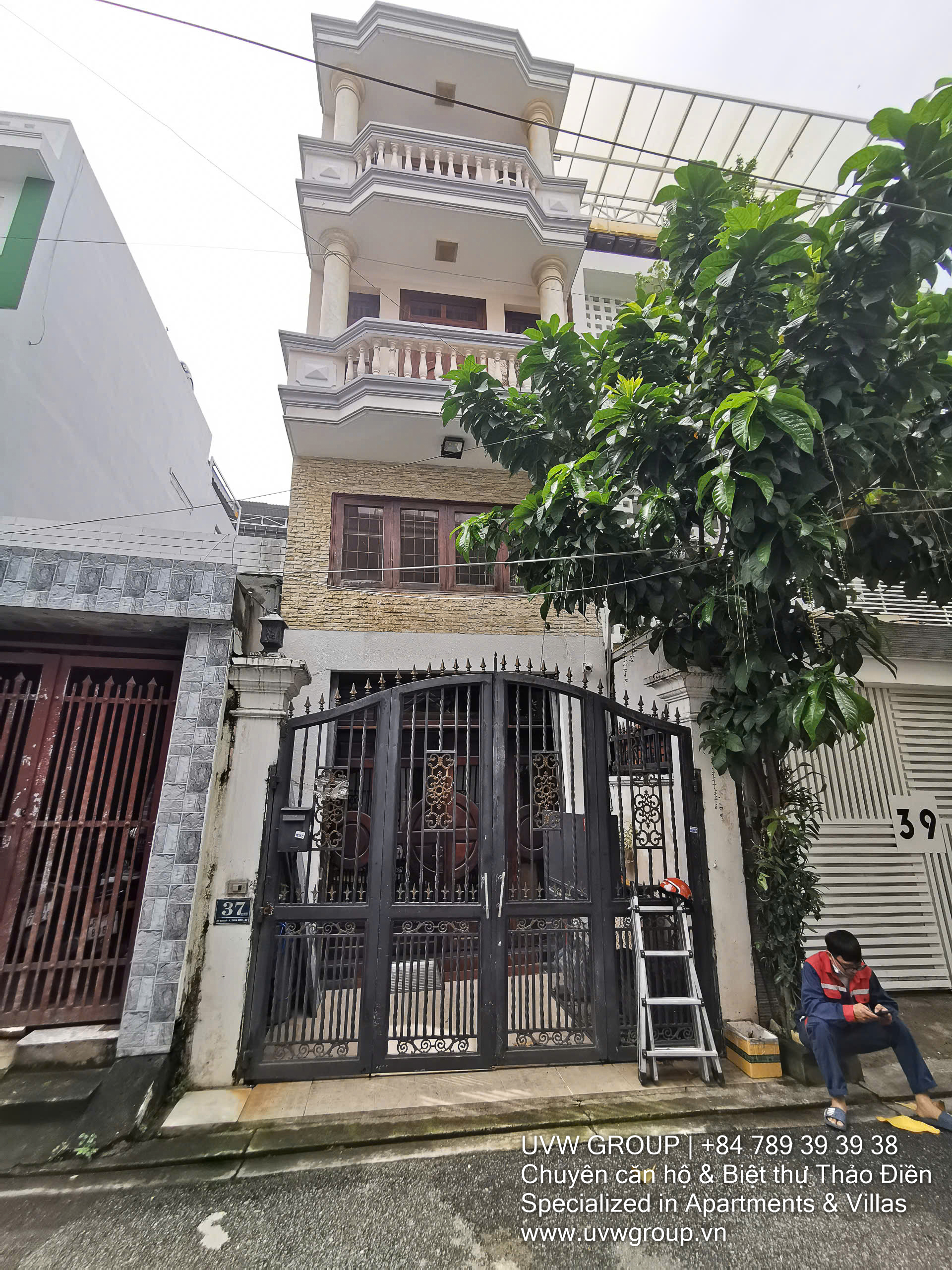 Cho thuê nguyên căn nhà tại Thảo Điền | 250m² | 3 tầng + sân thượng | $1,520