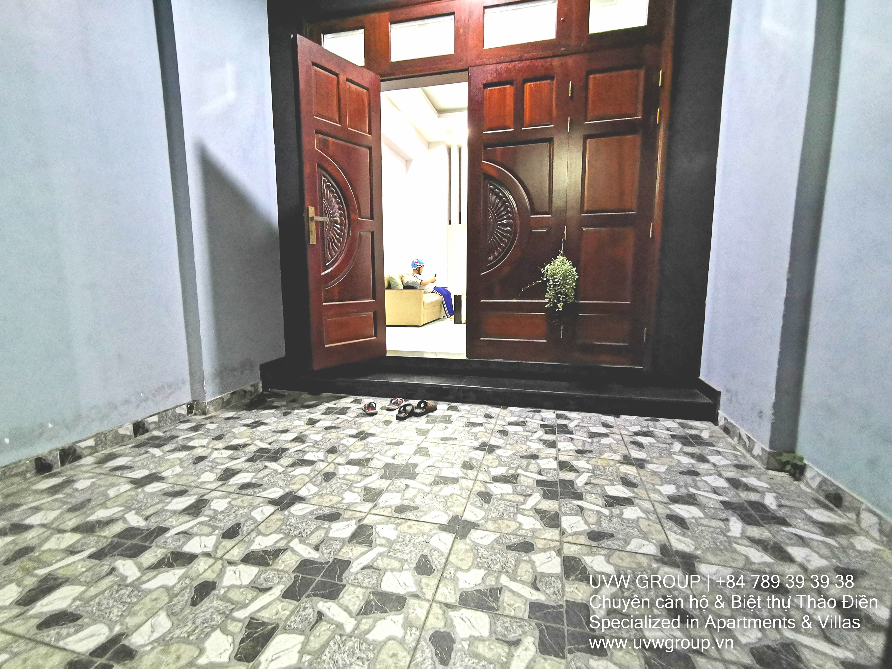 Nhà hiện đại cho thuê tại Thảo Điền | 80m² | 2 tầng | Tầng thượng | $1,000
