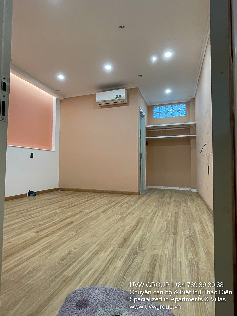 Commercial house for rent at 45 Quoc Huong Thao Dien, 5 bedrooms, wide sidewalk