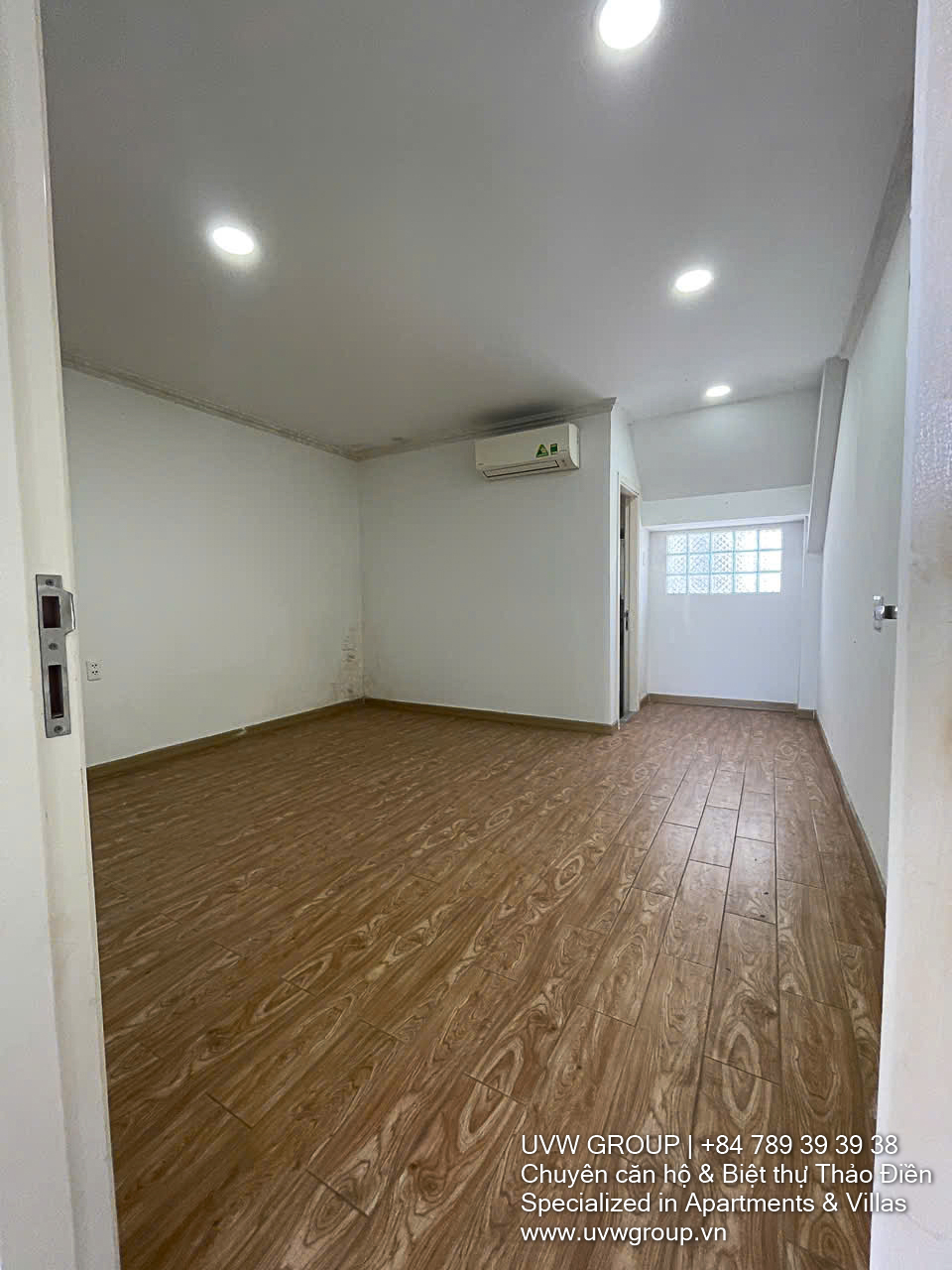 Commercial house for rent at 45 Quoc Huong Thao Dien, 5 bedrooms, wide sidewalk